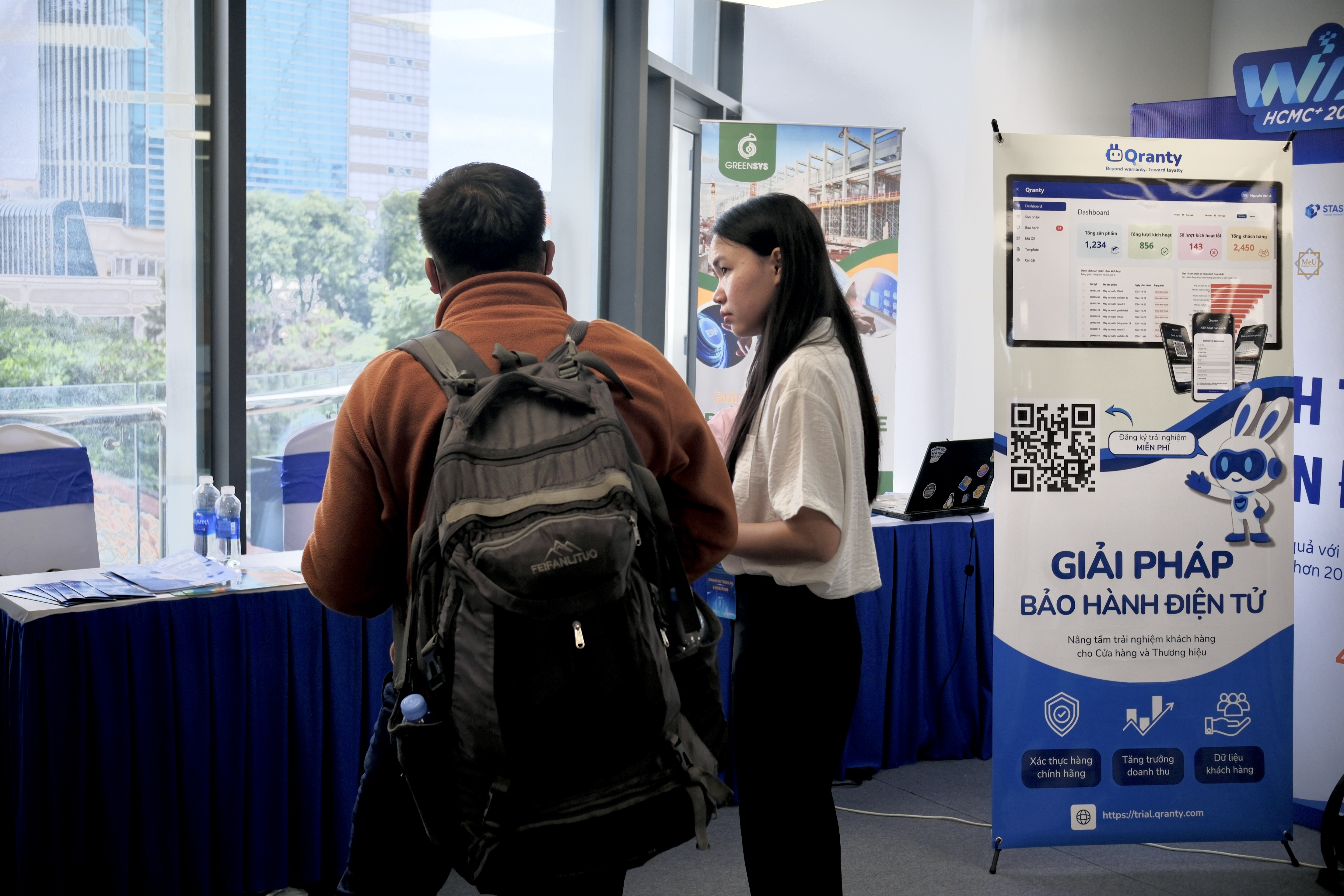 Team tư vấn tại booth